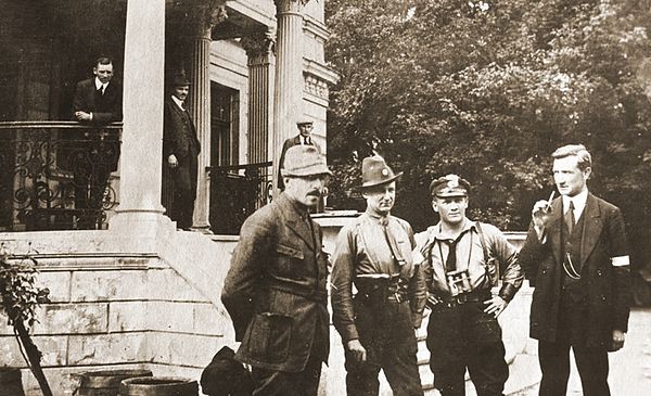 Jan Kowalewski (pierwszy z lewej). Sławięcice, III Powstanie Śląskie, 1921 r.