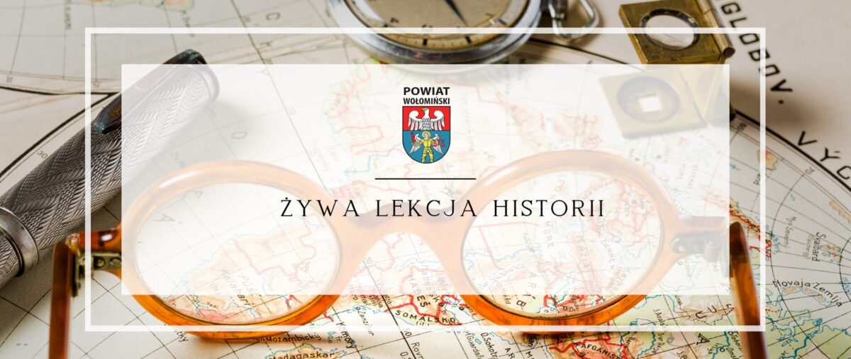 Żywa lekcja historii Mapa, okulary, długopis i napis Żywa lekcja historii